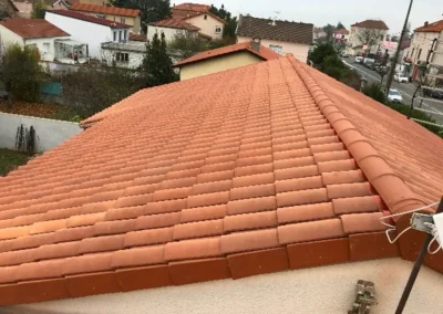 Toiture en tuiles terre cuite rouge termin&eacute;e, vue depuis le toit sur un quartier r&eacute;sidentiel