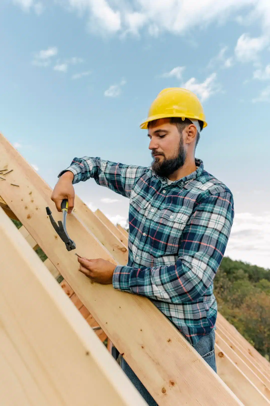 toiturier travaillant sur le toit d une maison 0001