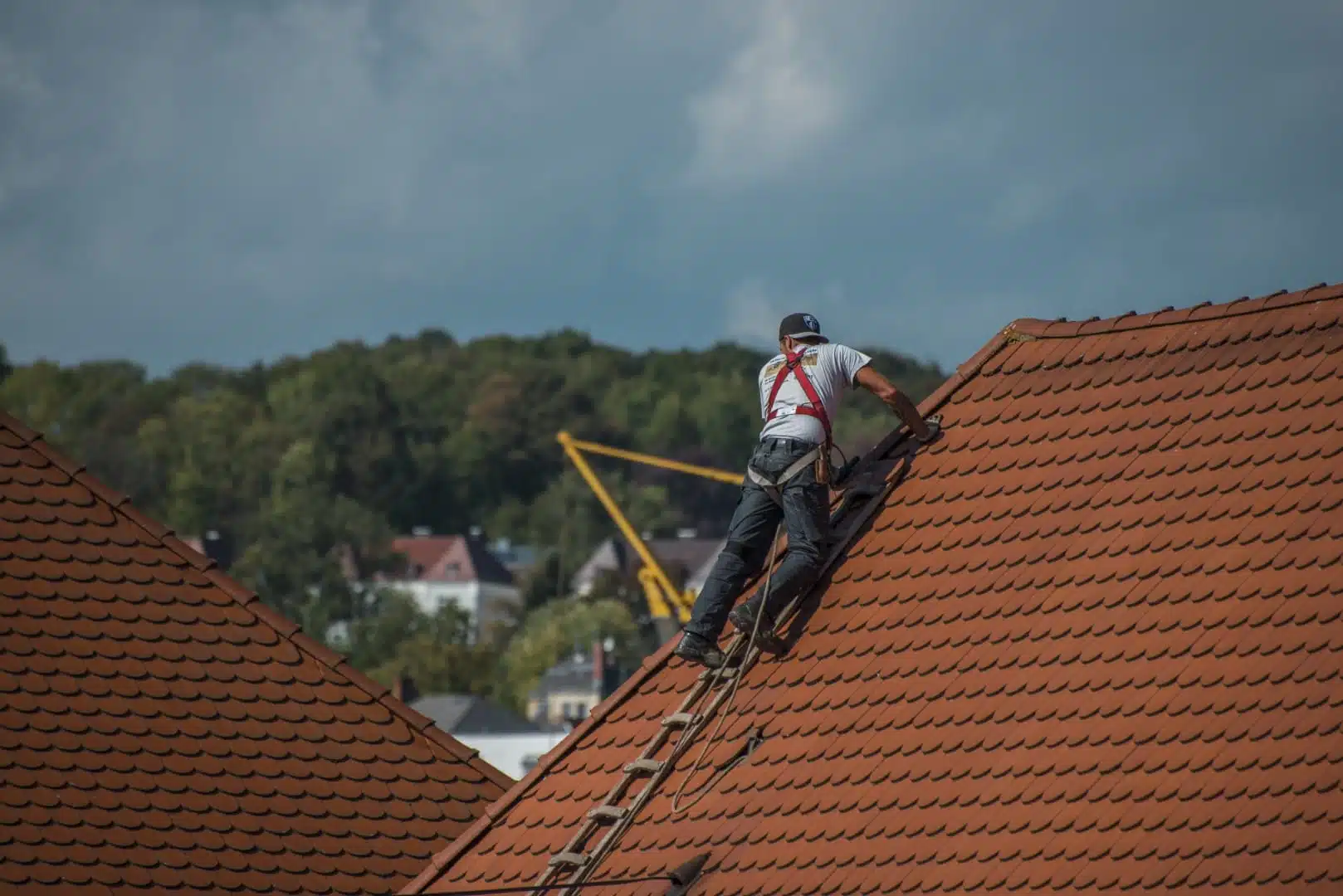 toiturier travaillant sur le toit d une maison 0003