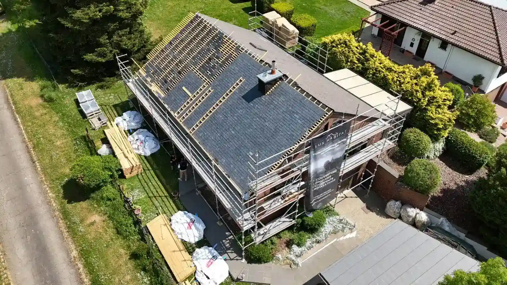 Chantier de toiture réalisé par Lux Habitat Artisan au Luxembourg, photo 2