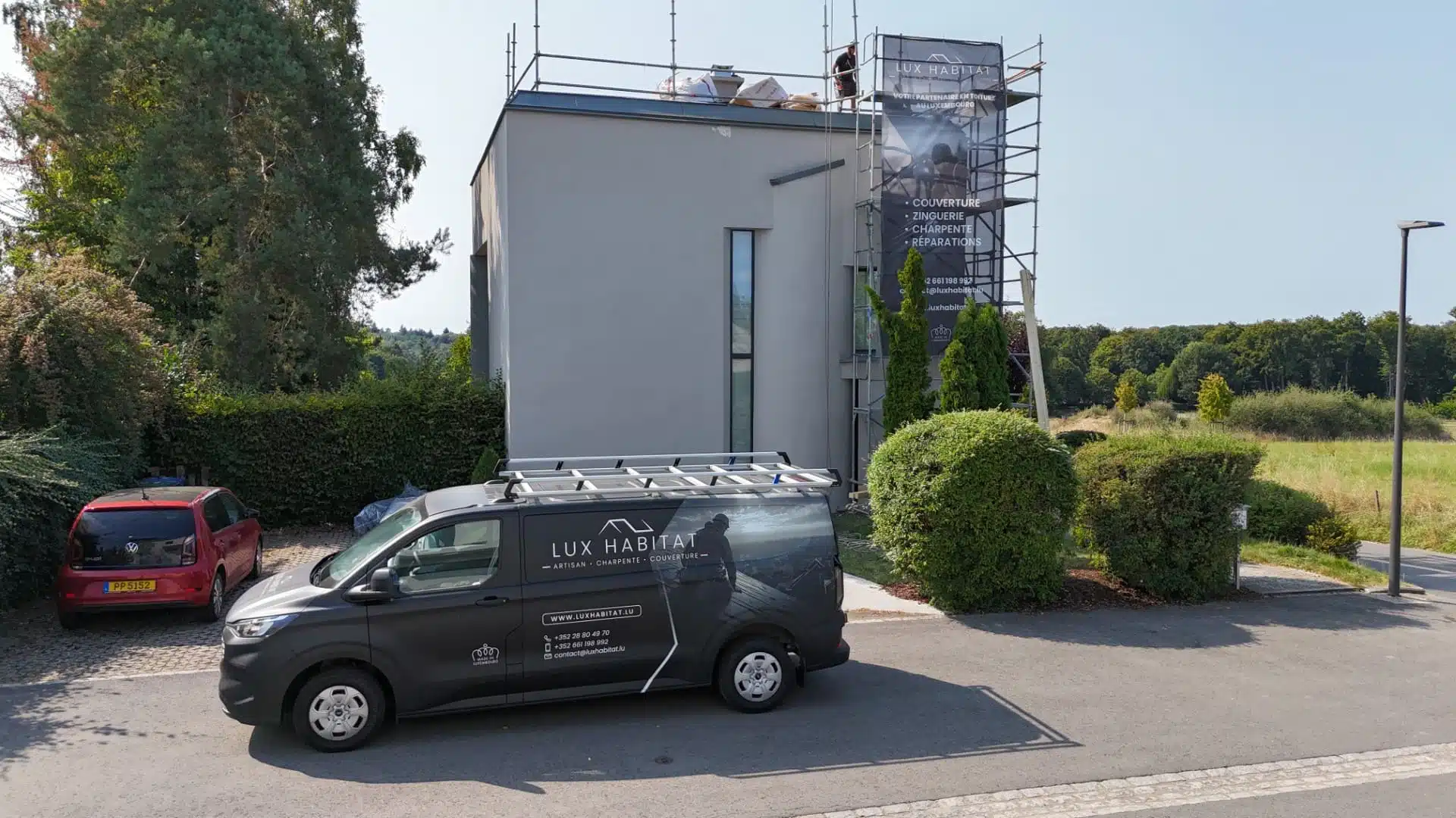 Artisans Lux Habitat appliquant une peinture ou un traitement hydrofuge coloré sur un toit de maison.