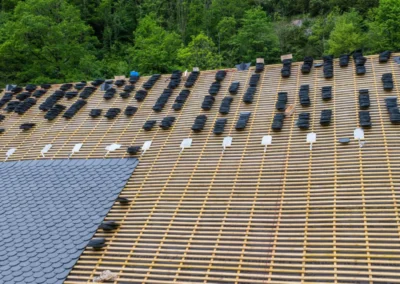Vue a&eacute;rienne d'une toiture latt&eacute;e avec des paquets d'ardoises r&eacute;partis sur les liteaux, en lisi&egrave;re de for&ecirc;t
