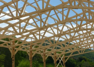 Charpente en bois compos&eacute;e de fermes assembl&eacute;es, vue de l'int&eacute;rieur d'un b&acirc;timent en construction