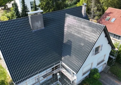 Vue a&eacute;rienne d'une maison blanche avec toiture neuve en tuiles anthracite et &eacute;chafaudage