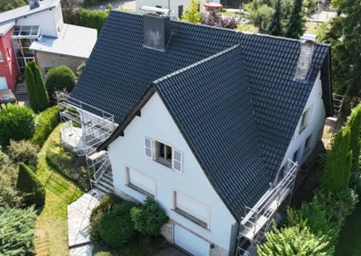 Vue a&eacute;rienne d'une maison blanche avec toiture neuve en tuiles anthracite et &eacute;chafaudage