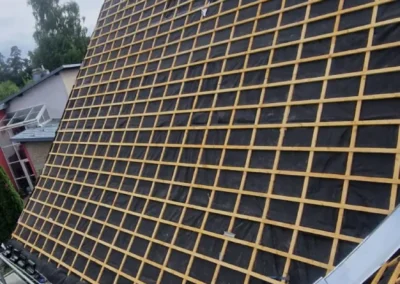 Chemin&eacute;e habill&eacute;e de zinc au milieu d'une toiture latt&eacute;e en cours de couverture