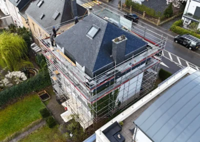 Vue a&eacute;rienne d'une maison de ville &eacute;chafaud&eacute;e avec toiture en ardoise r&eacute;nov&eacute;e, le long d'une rue
