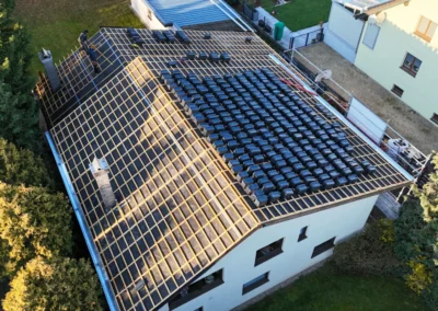 Vue a&eacute;rienne en automne d'une toiture latt&eacute;e avec tuiles anthracite empil&eacute;es pr&ecirc;tes &agrave; &ecirc;tre pos&eacute;es