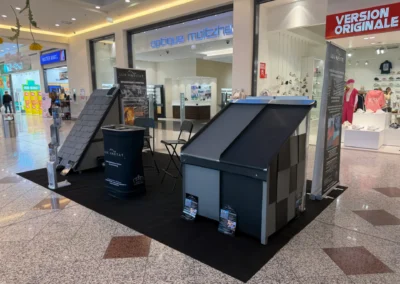 Stand Lux Habitat en galerie marchande pr&eacute;sentant des maquettes de couverture en ardoise, tuiles et zinguerie