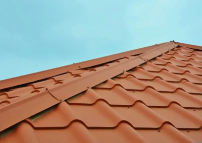 Toiture en panneaux tuiles m&eacute;talliques couleur terre cuite vue en contre-plong&eacute;e