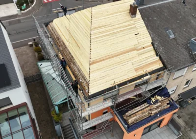 Vue a&eacute;rienne d'un pan de toiture enti&egrave;rement recouvert d'un voligeage en bois neuf