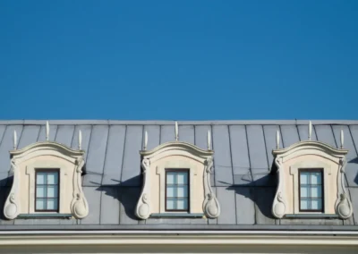 Toiture mansard&eacute;e en zinc avec lucarnes ornement&eacute;es de style haussmannien